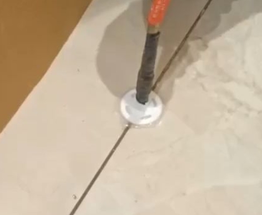 施秉瓷砖空鼓维修公司专业解答瓷砖在铺贴过程中，如果没有涂抹均匀到位的粘结材料（如水泥砂浆或瓷砖胶），可能会导致以下问题