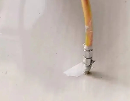 施秉瓷砖空鼓维修公司专业解答在瓷砖铺贴过程中，如果使用的砂料过粗（如全部使用了粗砂），可能会导致以下问题