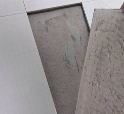 施秉瓷砖空鼓维修公司分享瓷砖铺贴时如果打浆（即涂抹在瓷砖背面和基层上的砂浆或瓷砖胶）过少，会带来以下问题